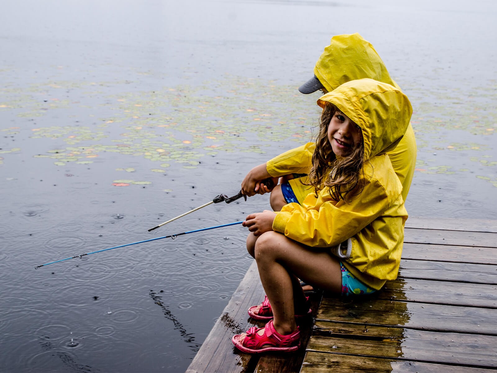 Børn fisker i regnvejr