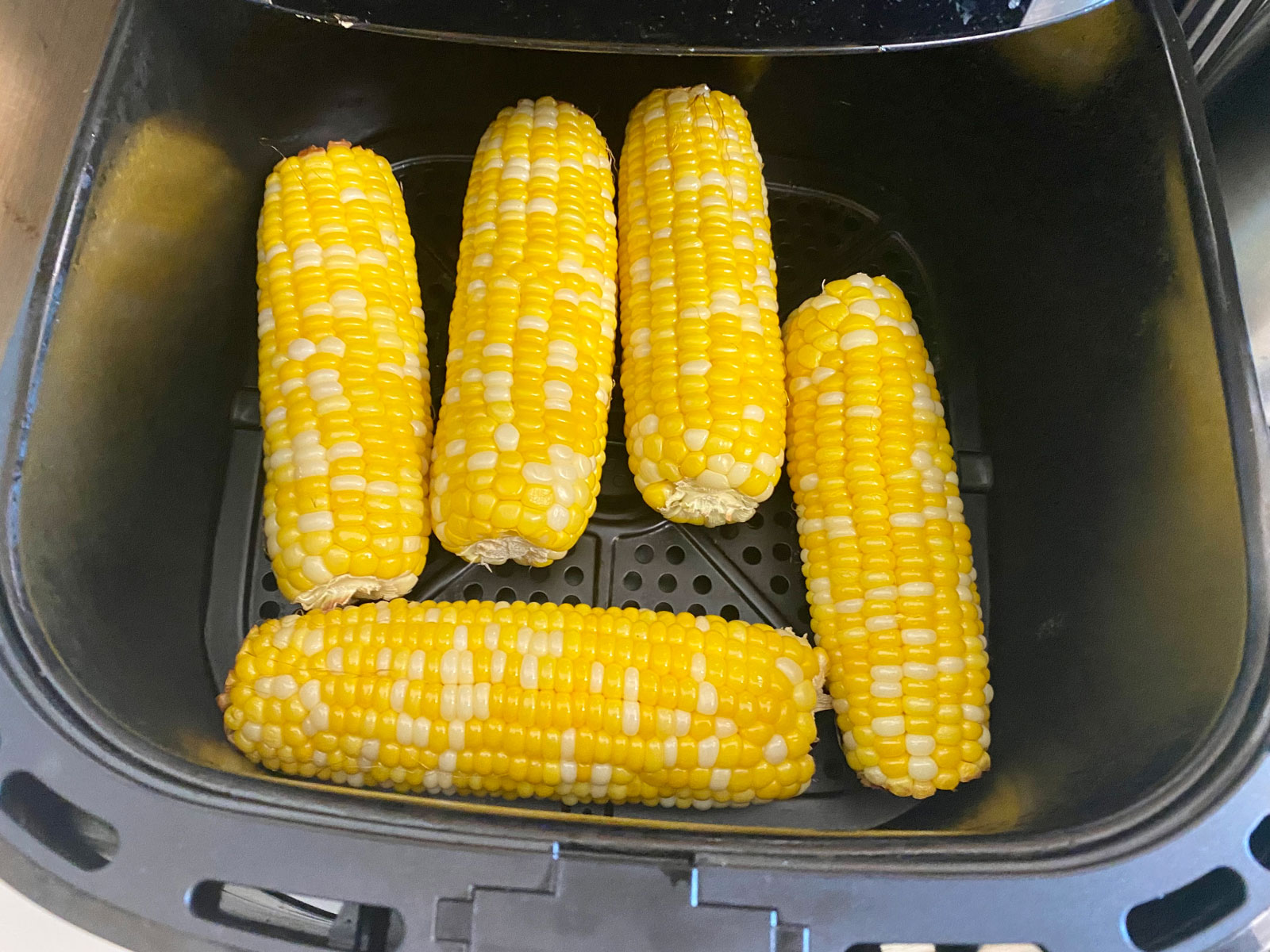 Brug din airfryer til at tilberede majskolber.