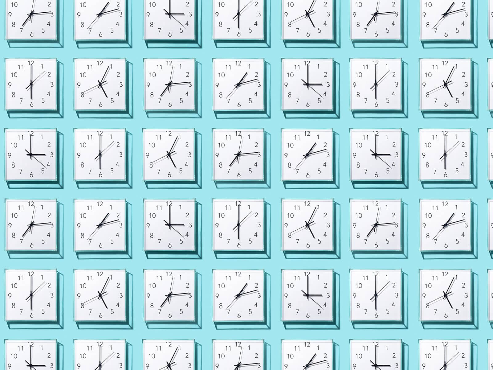 Mange ure på mintgrøn baggrund. Hvad er kvartersafregning? Og hvordan får jeg en elaftale med en elpris kvarter for kvarter? Vi giver dig svar her.