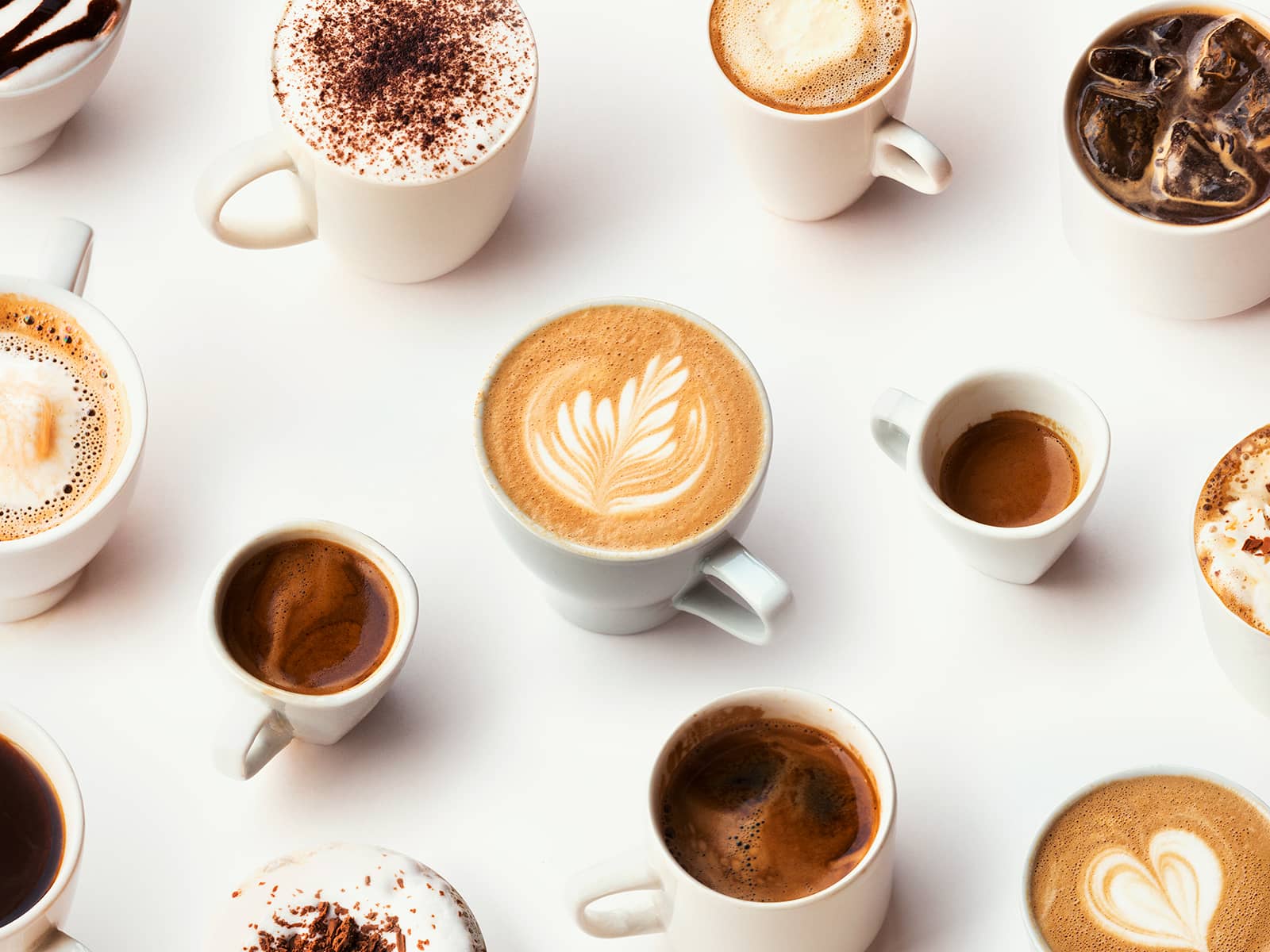 Mange kaffekopper med forskellige typer af kaffedrikke