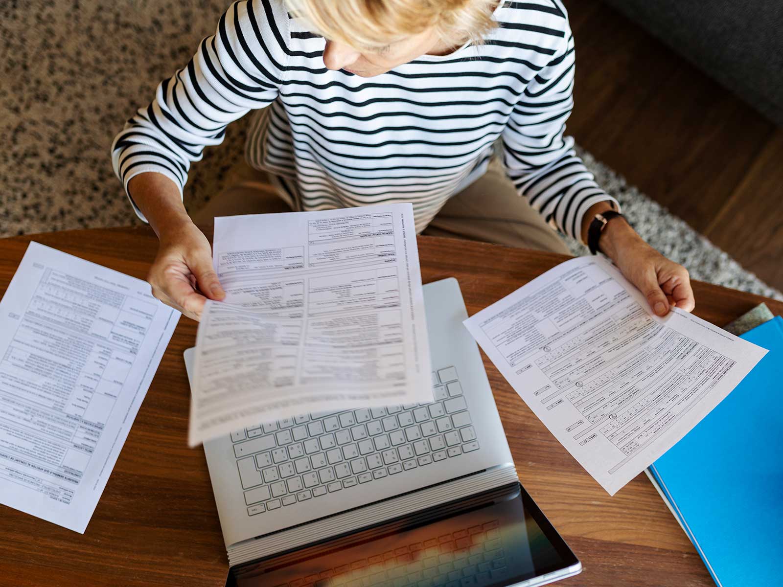 Kvinde sidder med elregning