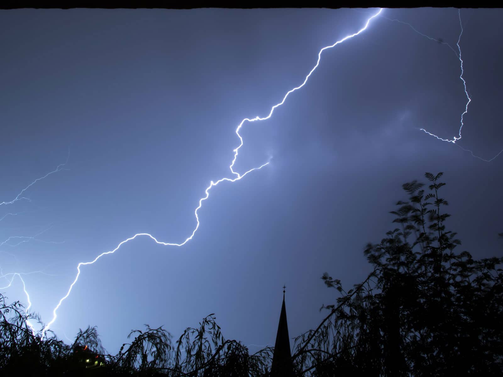 Lyn på mørk himmel