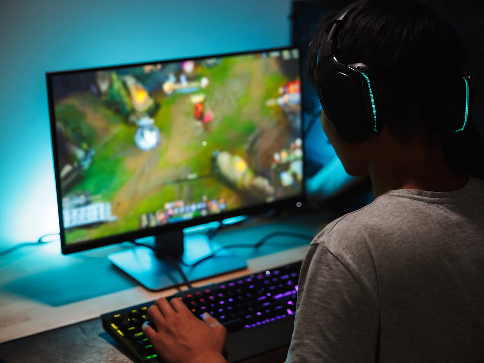 Dreng gamer på computer. Tænker du over, hvor meget strøm en computer bruger? Se hvad det koster at have en computer tændt i en time og hvor meget strøm den bruger i dvale.