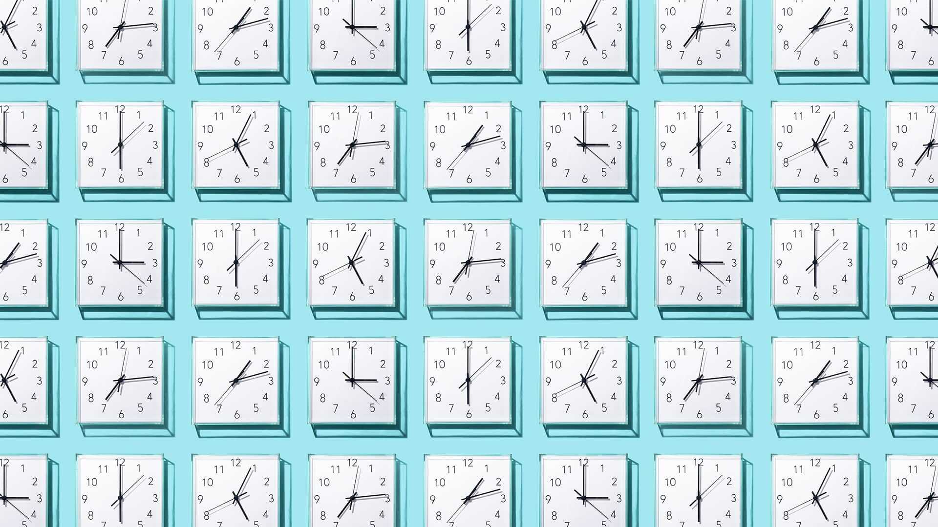 En masse små firkantede ure på række på en lyseblå baggrund. Hvad er kvartersafregning af el? Og hvordan får jeg en elaftale med en elpris kvarter for kvarter? Få svaret her.