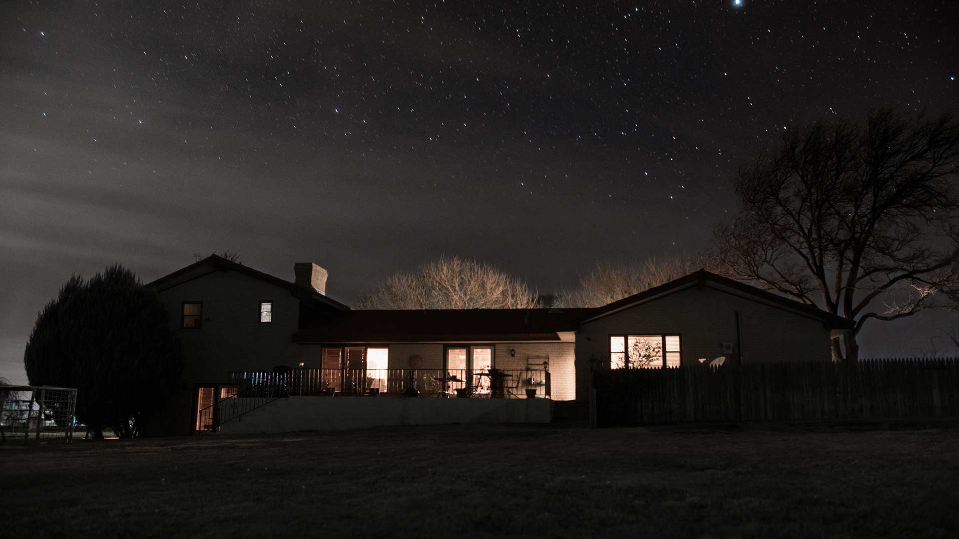 Hus om natten med lys i vinduerne - Hvornår er strøm billigst? Kan man få billig strøm om natten? Se hvordan du får billigere el.