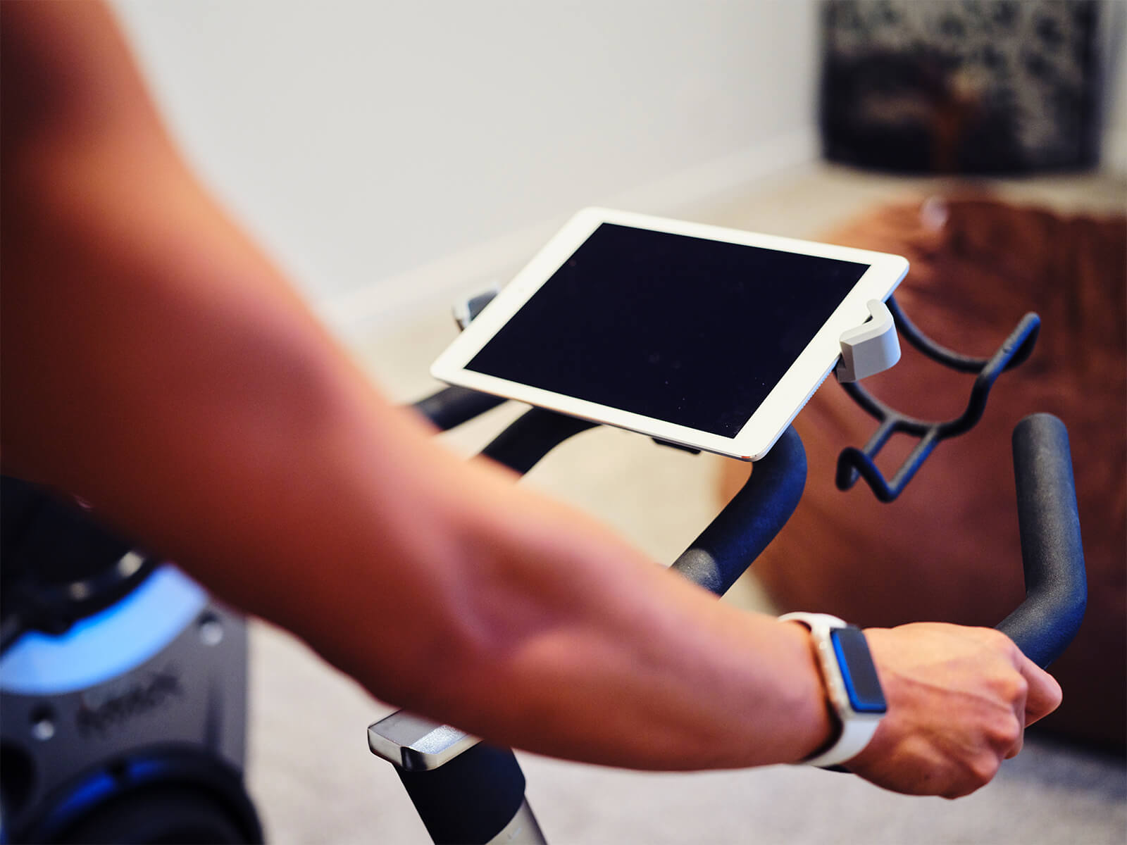Ipad monteret på styret af motionscykel