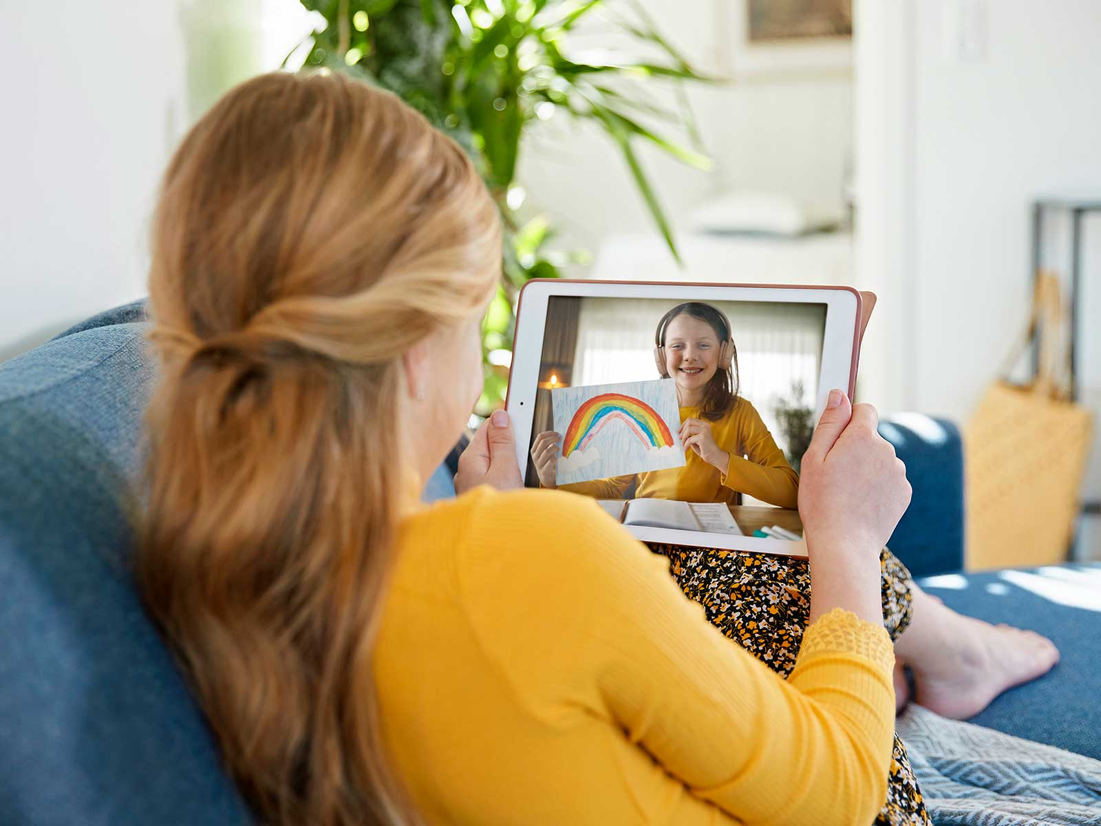 Pige facetimer med veninde på tablet