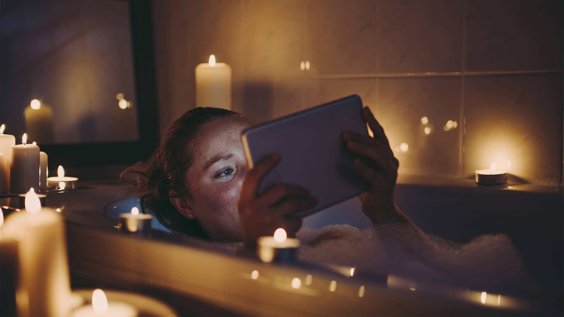 Kvinde ser ipad i karbad