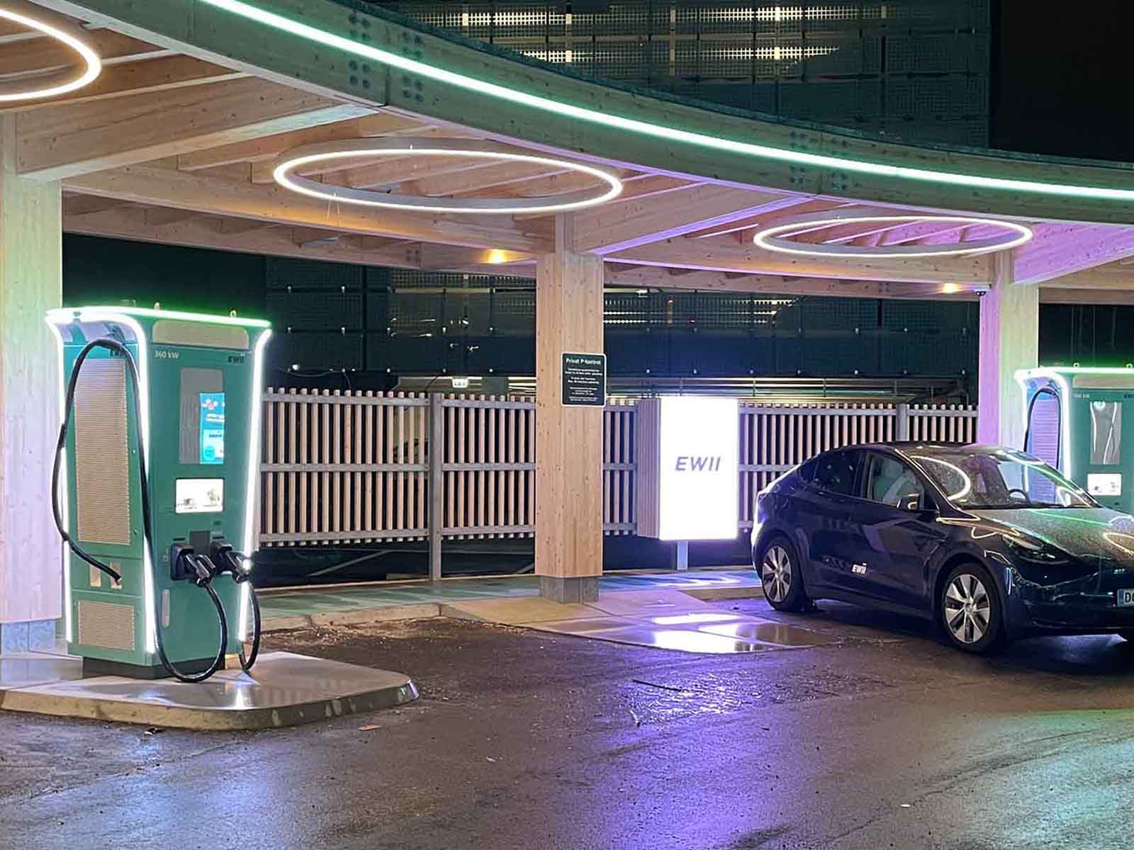EWII lynlader ved ladestation CPH. På en lynlader kan du hurtigt og nemt lade elbilen op og komme videre på farten.