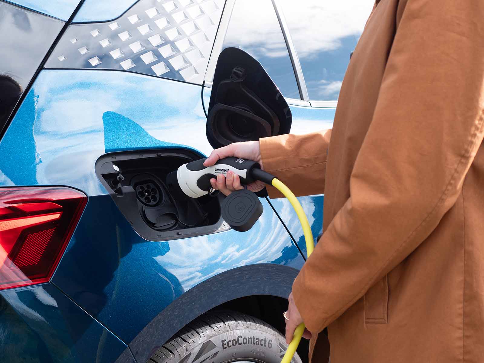 Kvinde sætter almindeligt ladestik i elbil
