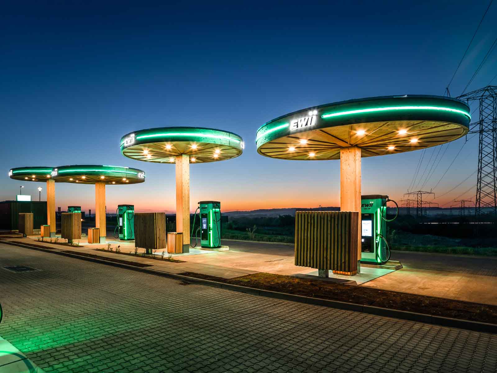 EWIIs lynladestation i Svenstrup om natten. Lynhurtig opladning af din elbil på farten. Foto taget af Ove Rasmussen.