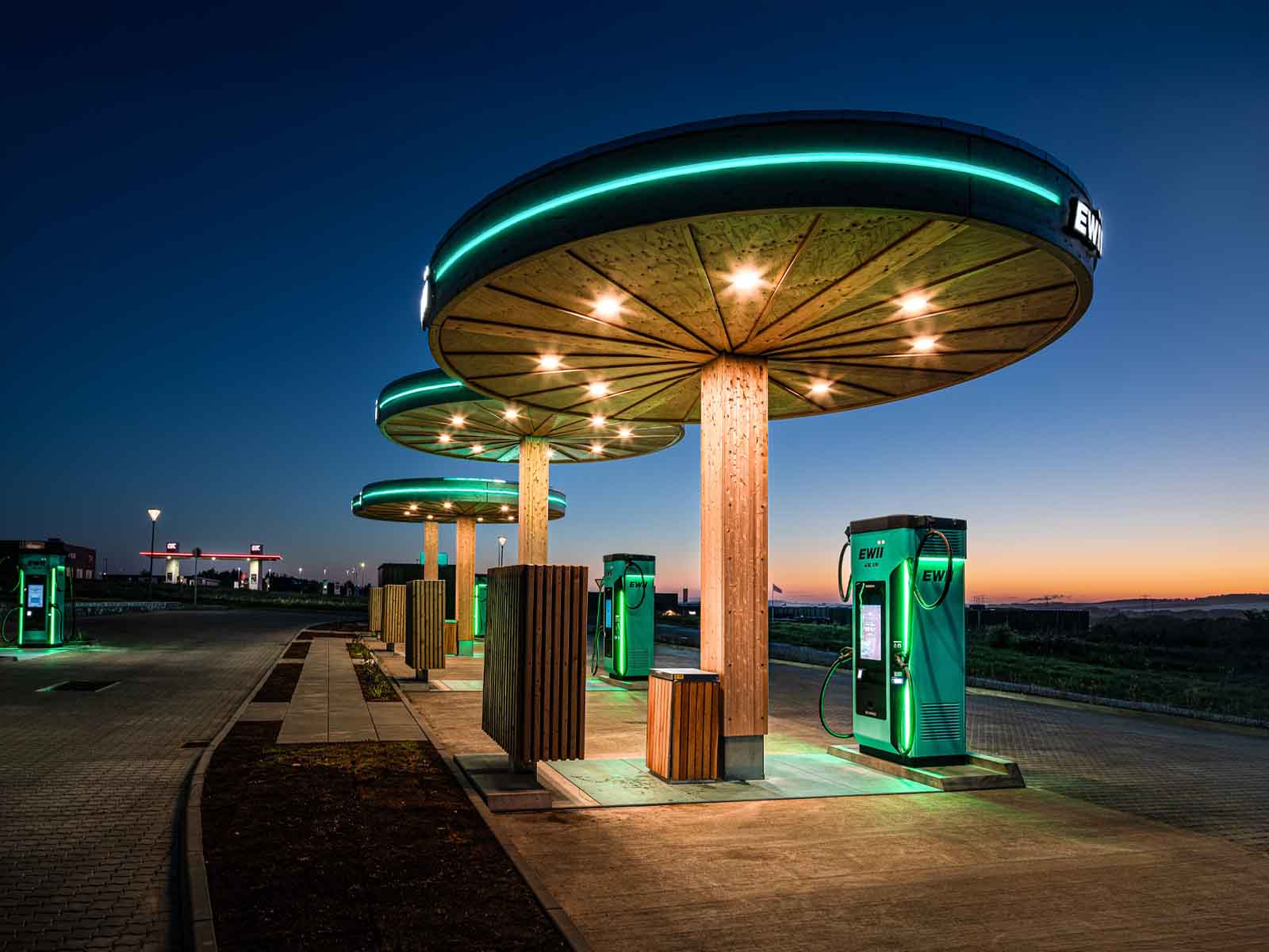 EWIIs lynladestation i Svenstrup om natten. Lynhurtig opladning af din elbil på farten. Foto taget af Ove Rasmussen.