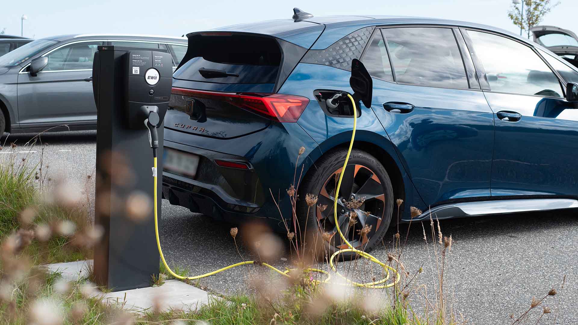 Elbil lader ved 22 kW lader. Er du klar til elbil? Her er 3 spørgsmål, du skal stille dig selv.