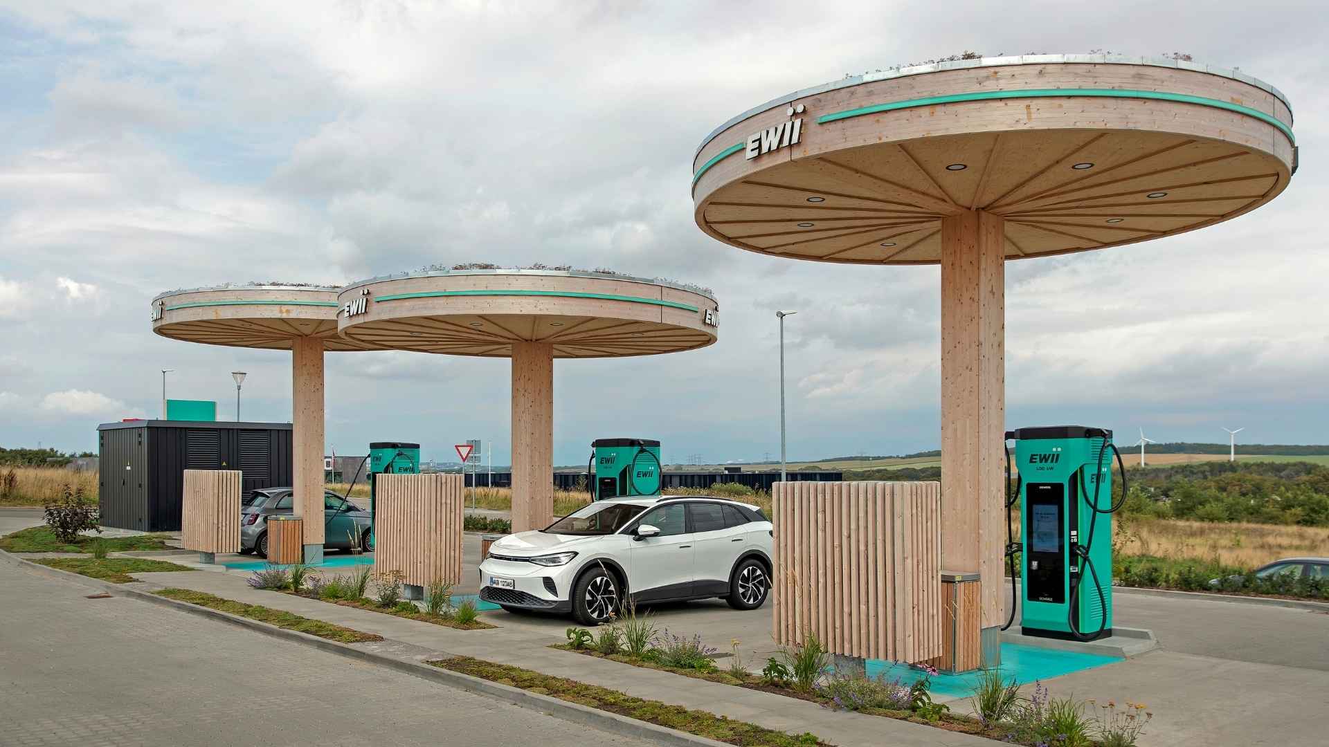 EWIIs lynladestation i Svenstrup, hvor biler er i gang med at blive opladet.