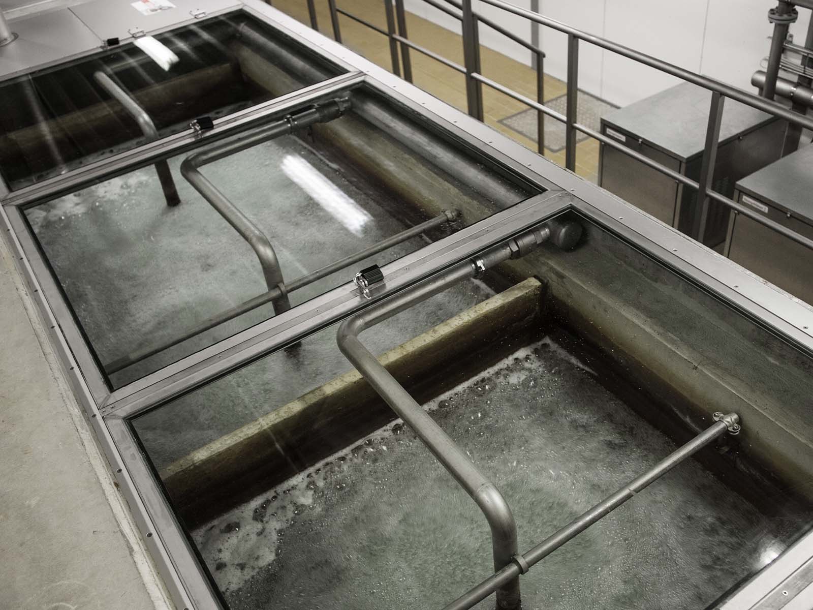 Vand bliver iltet i vandbassin