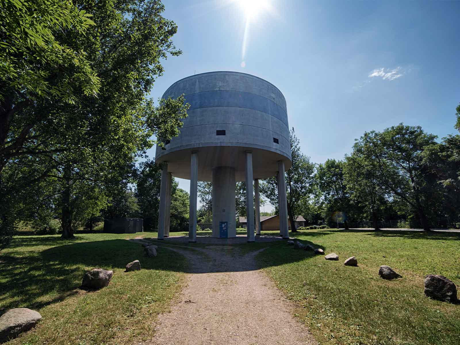 Vandtårn placeret i grønne omgivelser.