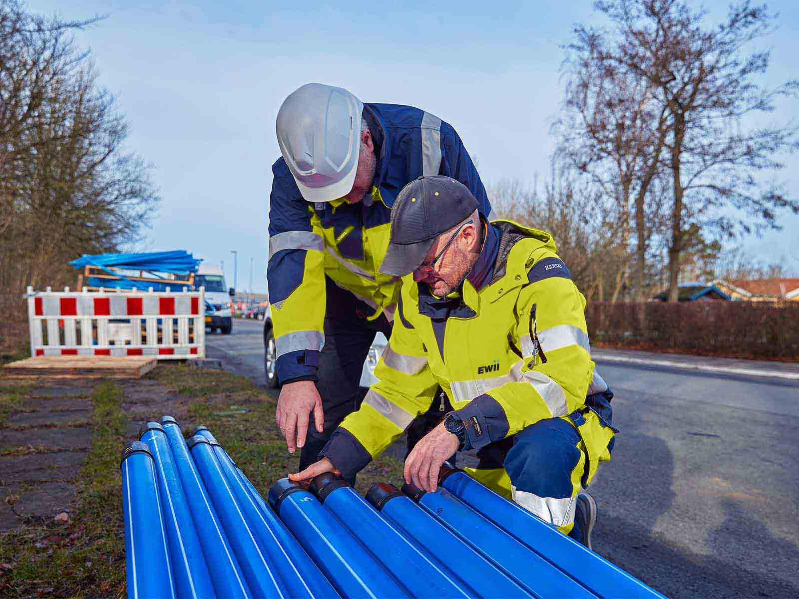 To projektledere undersøger en stabel vandledninger