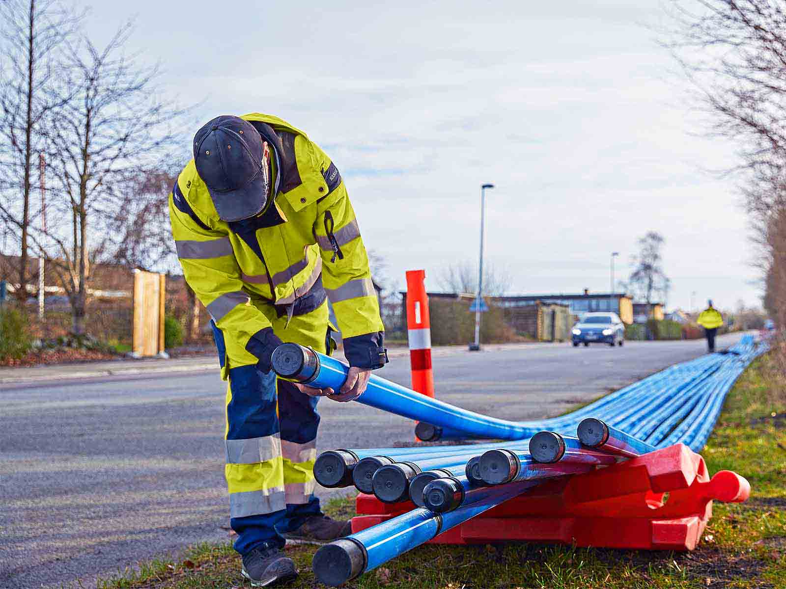 Montør inspicerer vandledning