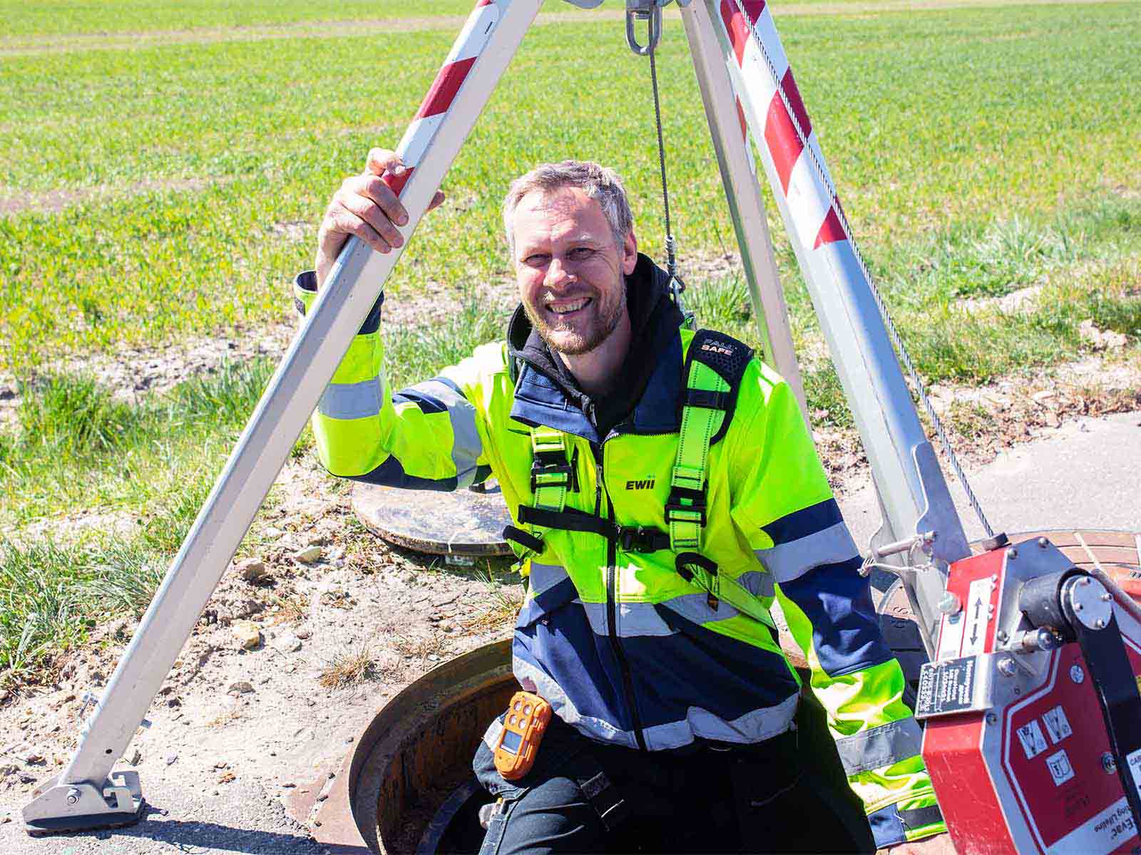 Montør i seletøj er på vej ned i vandbrønd