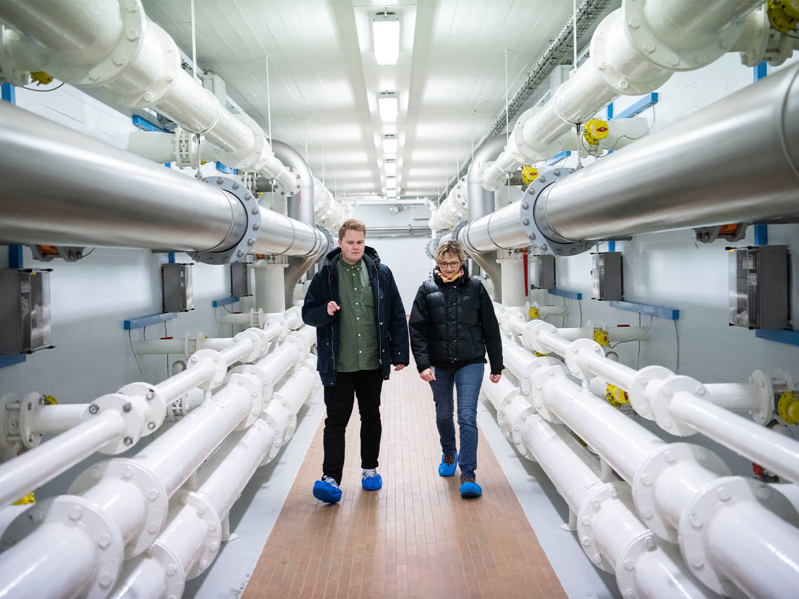 Charlotte og Lasse undersøger vand