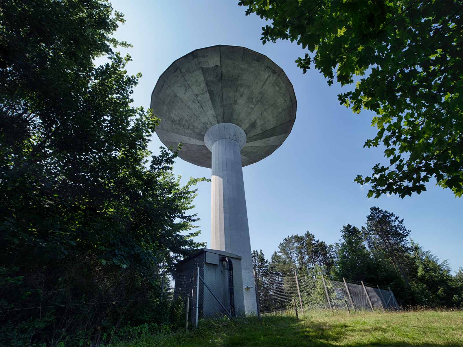 Vandtårn i Søndermarken placeret på en mark