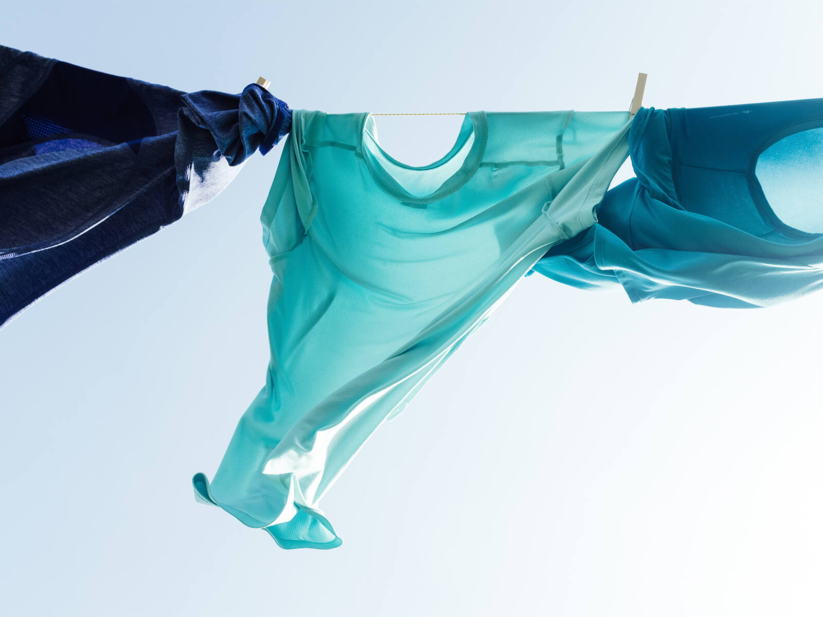 Vasketøj hænger til tørre.