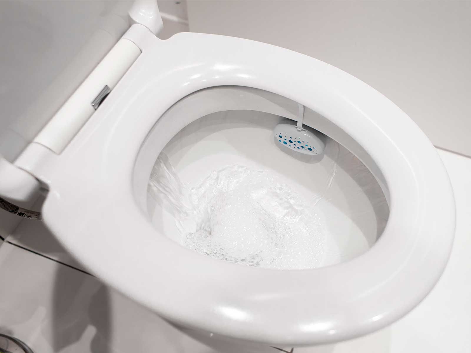 Toilet der skyller ud, men hvad er et toiletskyl i liter vand? Og hvad koster det at skylle ud i toilettet?