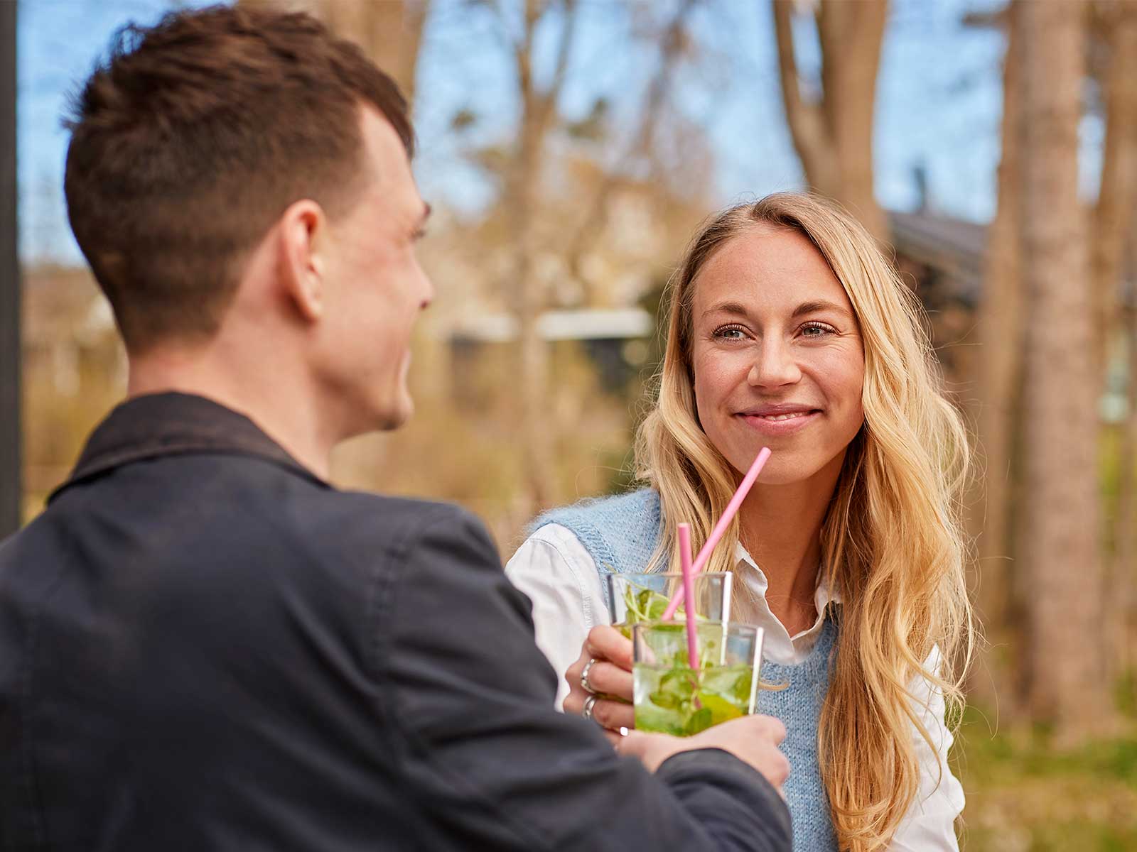 Ungt par med vandglas i hånden.