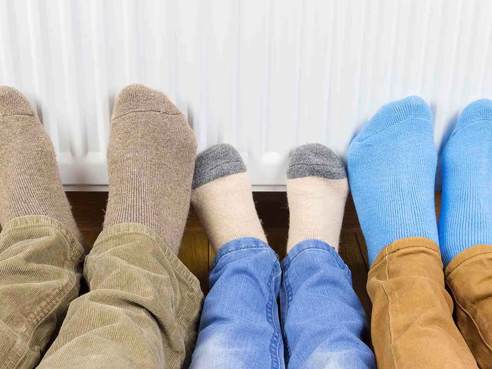 Fødder med sokker får varmen op ad radiator