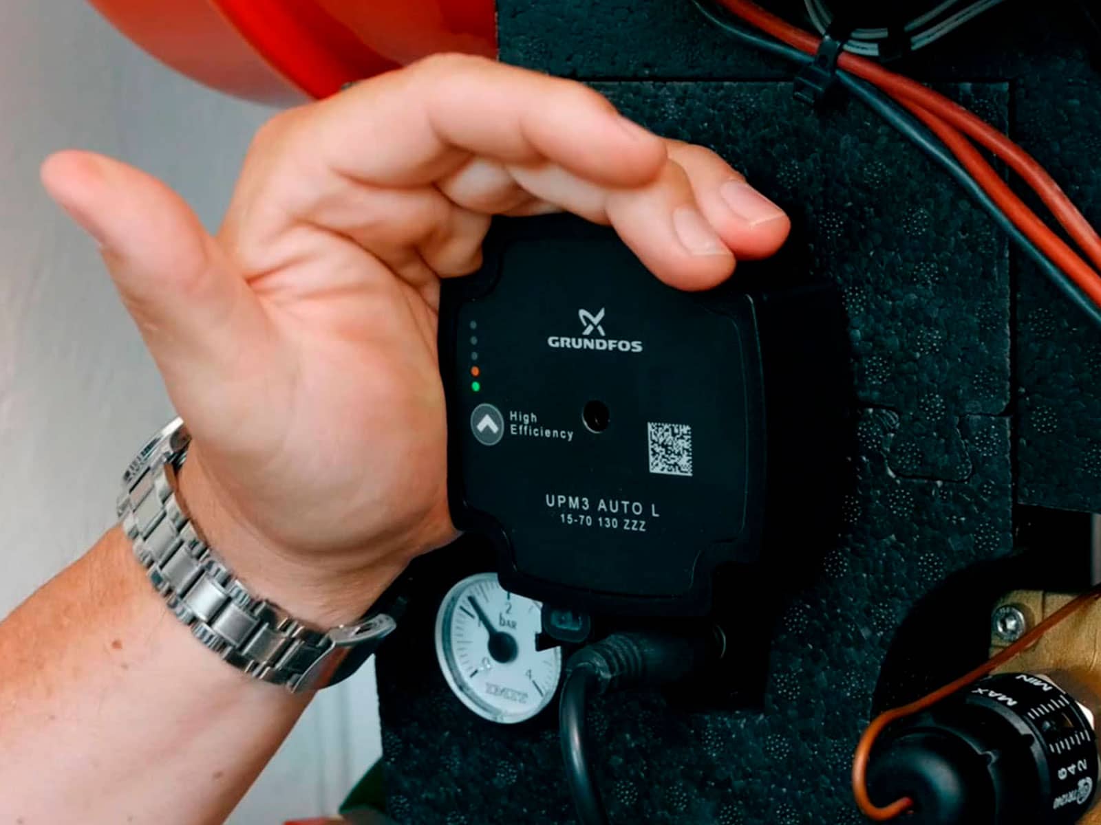 Hånd drejer på cirkulationspumpe