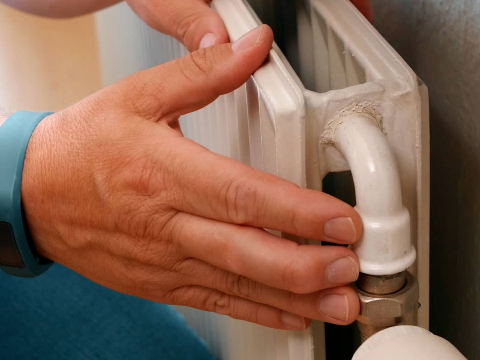 Hånd mærker  på radiator ved termostat