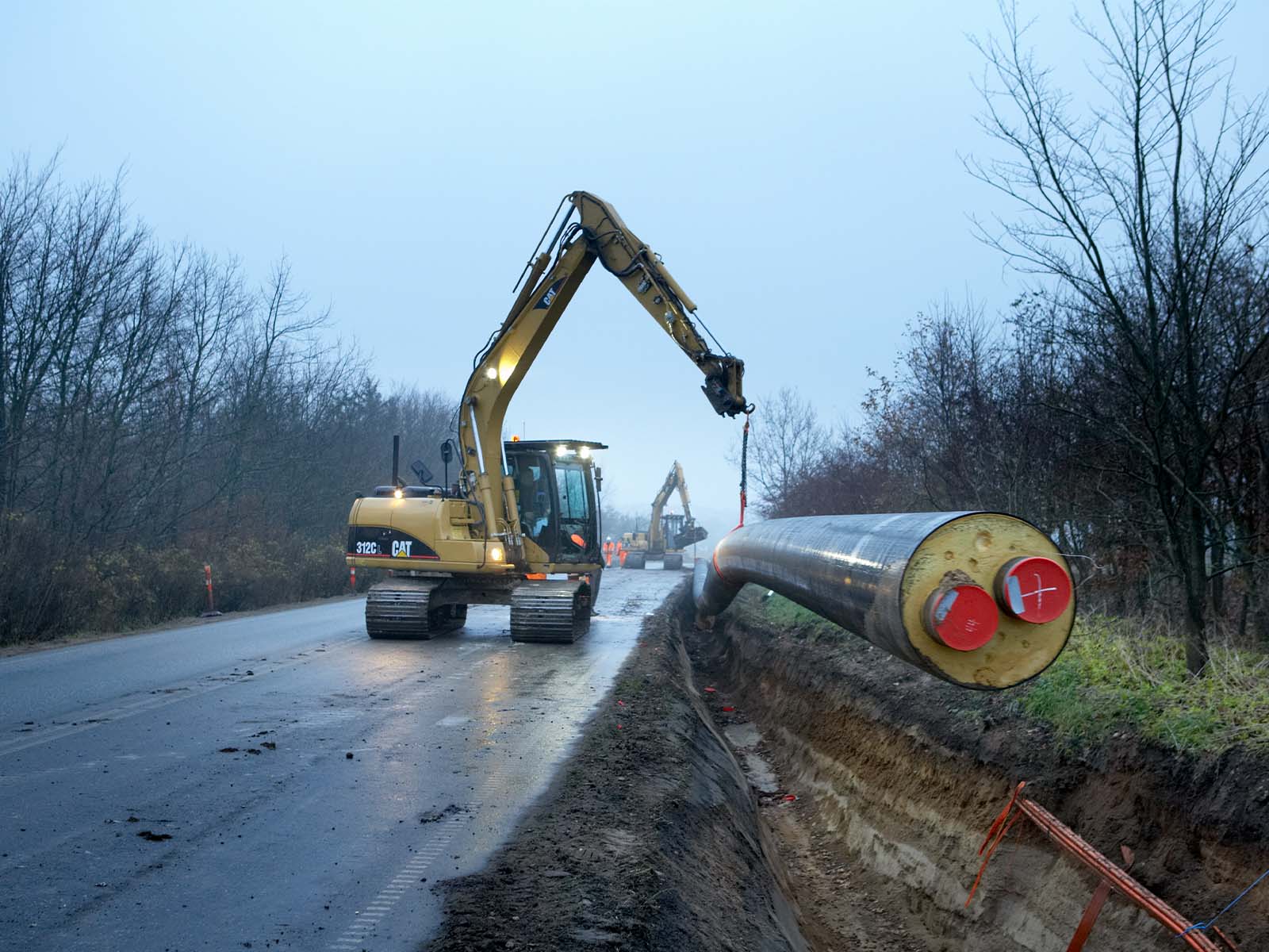 Fjernvarmerør lægges i jorden