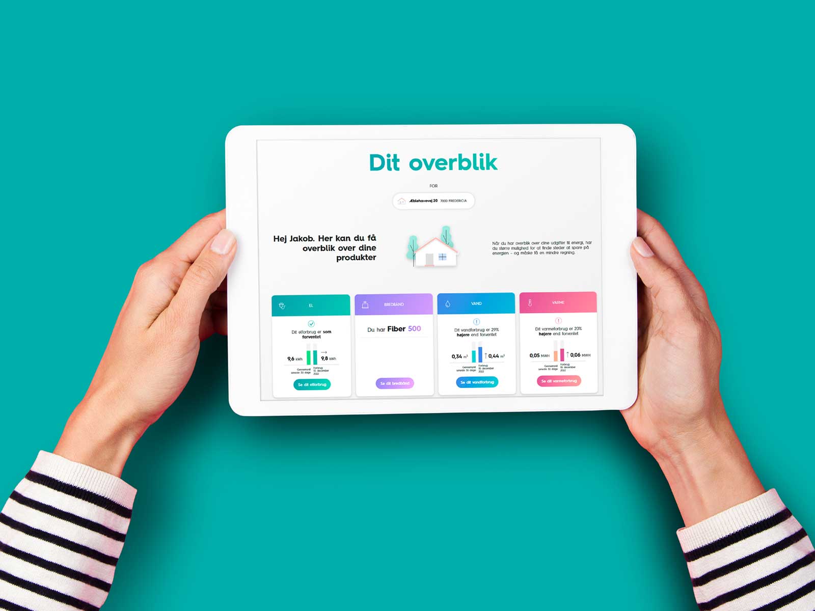 Hænder der holder en tablet der viser EWIIs selvbetjening på en grøn baggrund. I EWIIs selvbetjening kan du nemt få overblik over dit forbrug af el, vand og varme. Du får også adgang til en række kundefordele under 'Din Afspændingszone'.