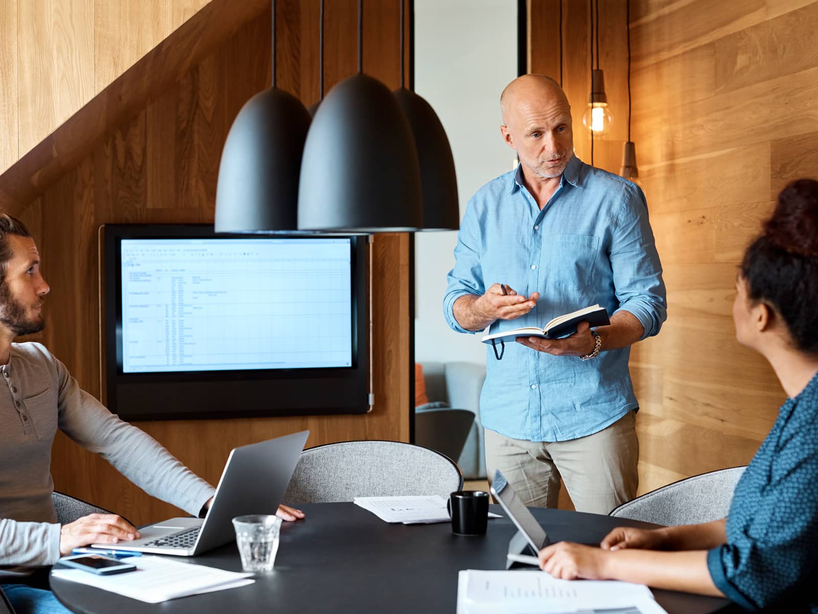 Erhvervskonsulent holder møde med virksomhed med et større elforbrug. Erhvervs elpriser ved et årligt elforbrug over 50.000 kWh