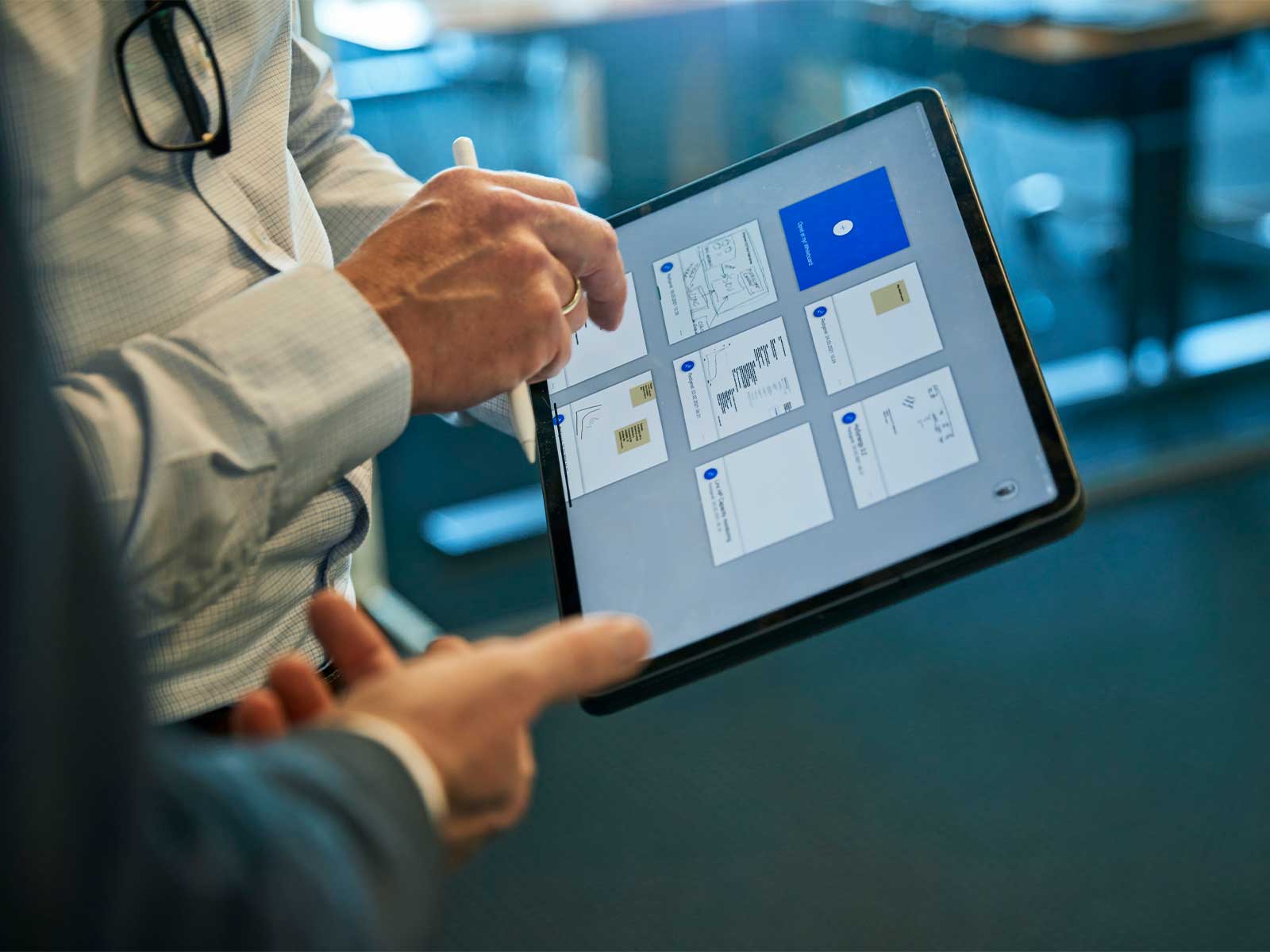 Mand holder tablet i hånden.
