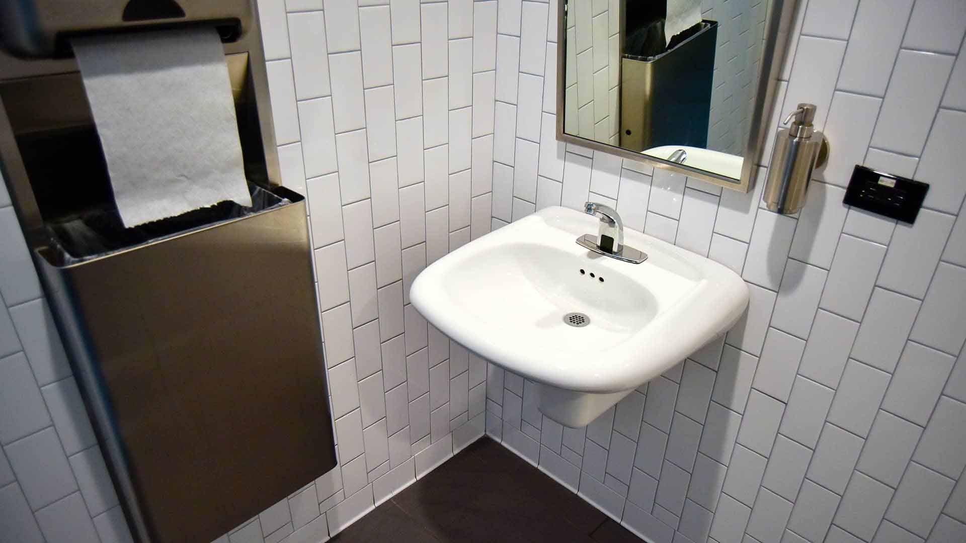 Toilet på virksomhed. Sådan sparer din virksomhed på vandforbruget og undgår vandspild. Det er godt for klimaet og vandregningen.