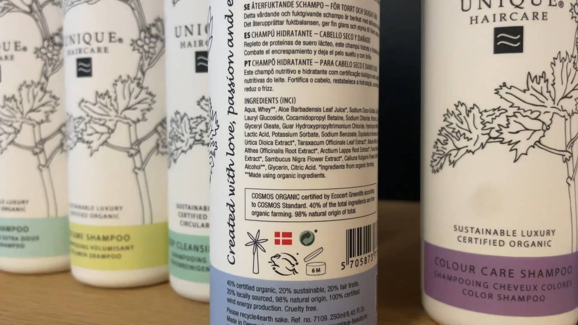 Bagside af shampooflasker. Unique Products producerer bæredygtige kosmetikprodukter. Og i produktionen af produkter tænker virksomheden på miljøet. Derfor har de tegnet en elaftale til erhverv med vindstrøm hos EWII.