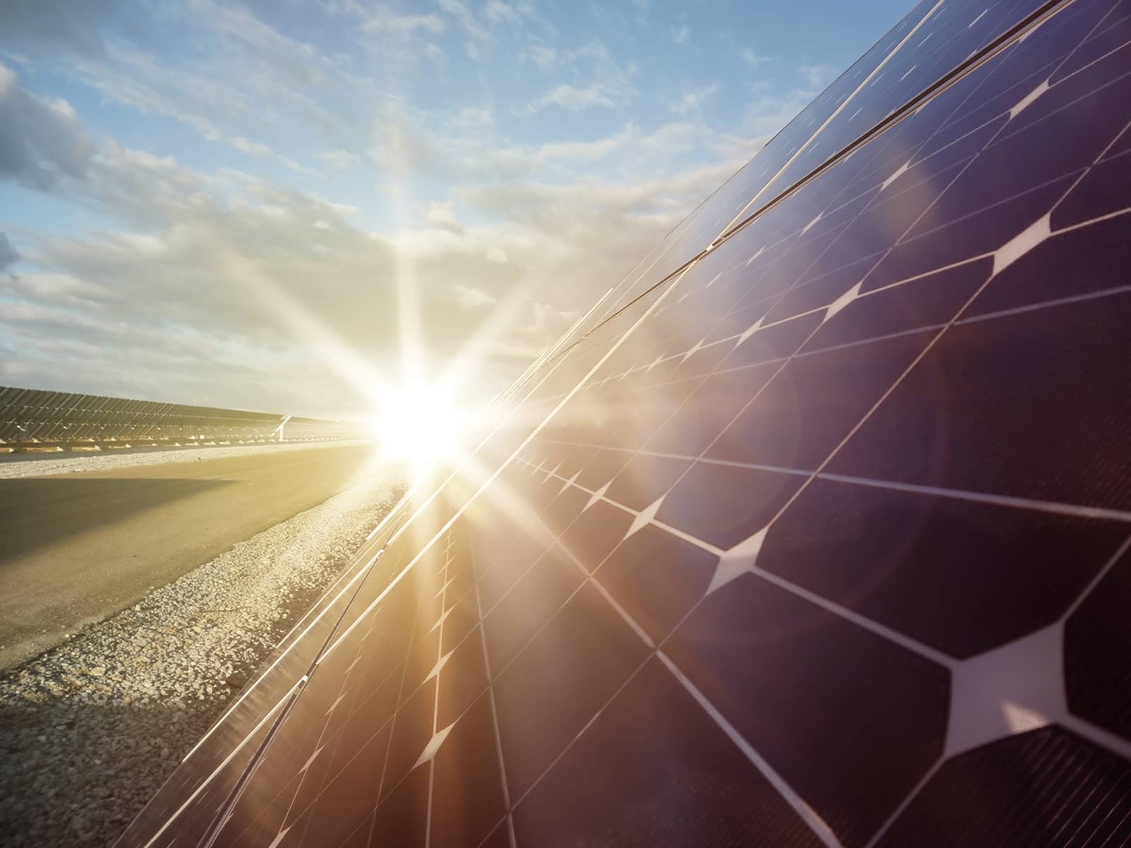 Solen skinner på solceller