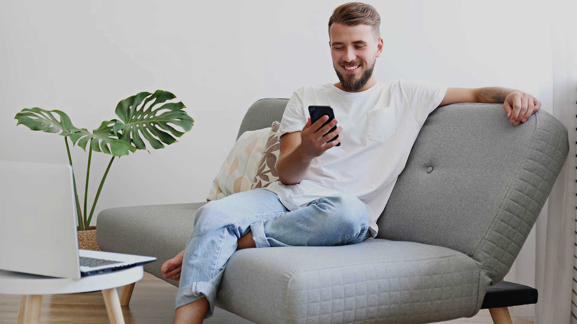 Ung mand med mobil har internet med rabat via sin udlejer. Kontakt EWII for en aftale om internet til lejere.