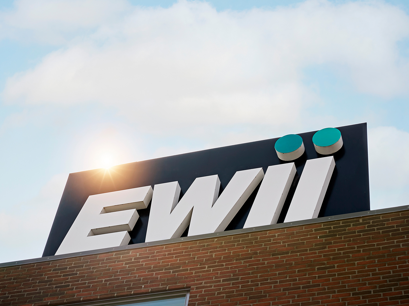 EWII logo set på taget af kontoret på Kokbjerg i Kolding