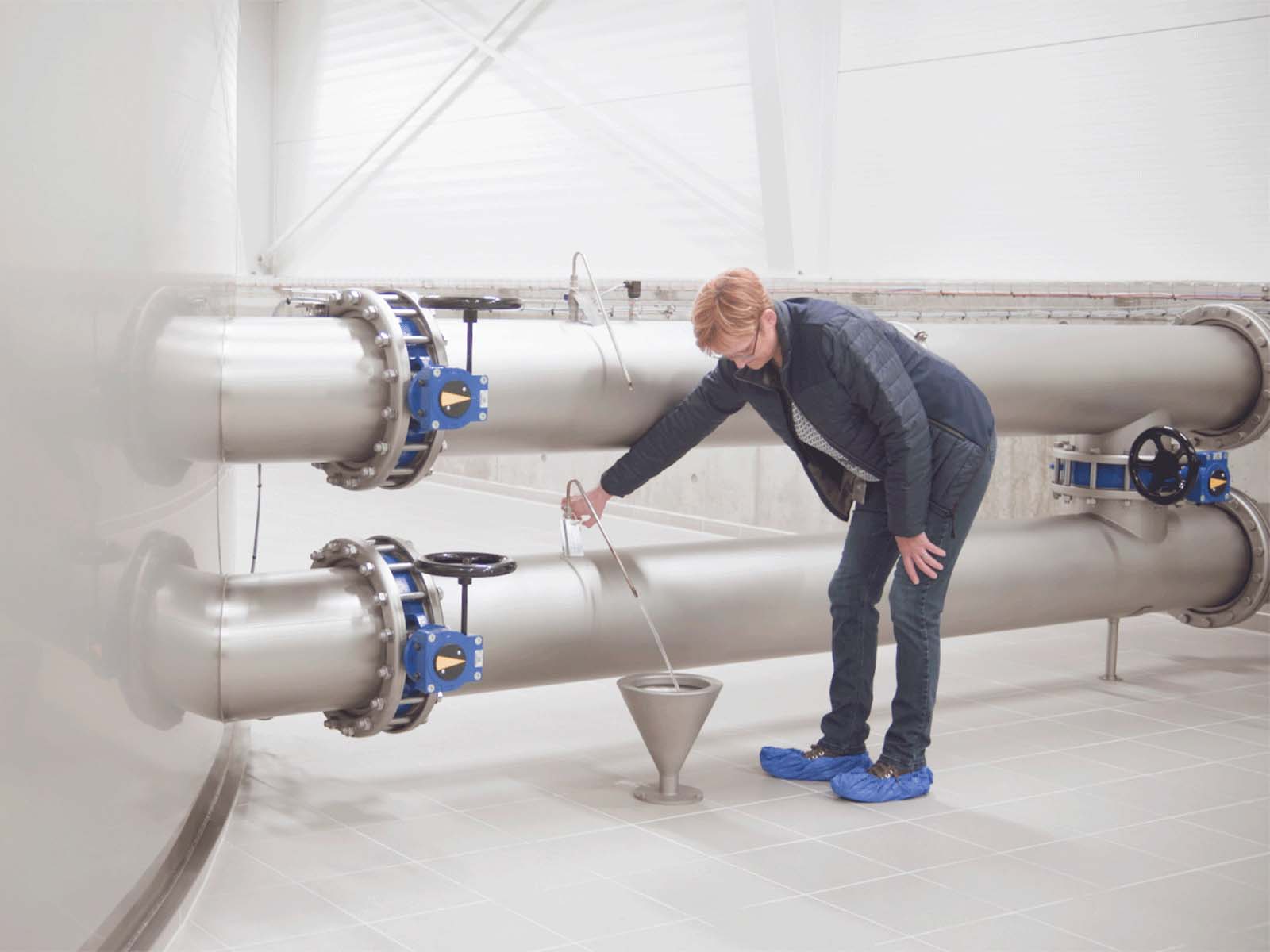 En ingeniør hos EWII udfører vigtige opgaver for fremtidens forsyning.