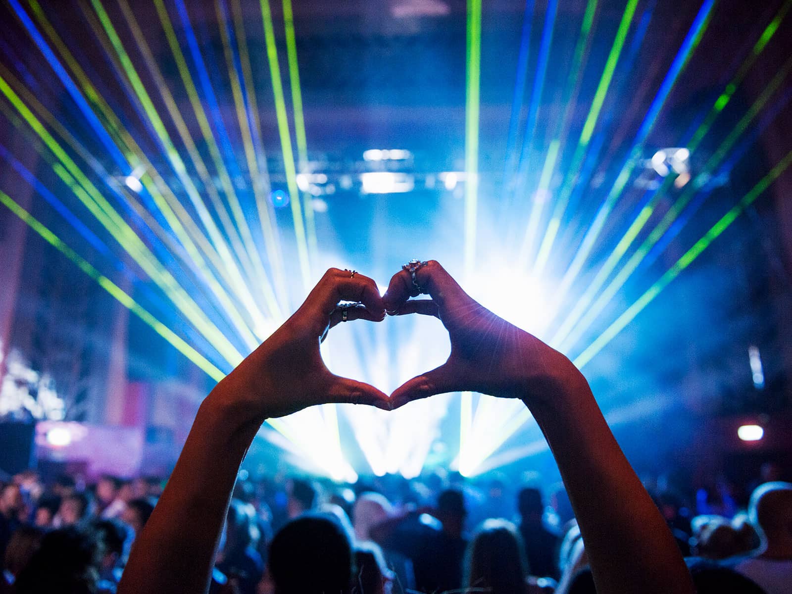 Hænder der former et hjerte til en koncert, som EWII har støttet med et sponsorat.