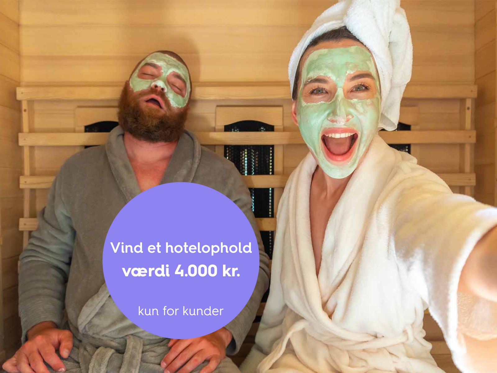 Kvinde med ansigtsmaske i sauna med mand der sover.
