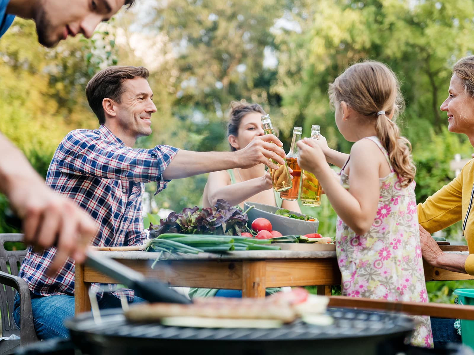 Familie samlet til grillaften