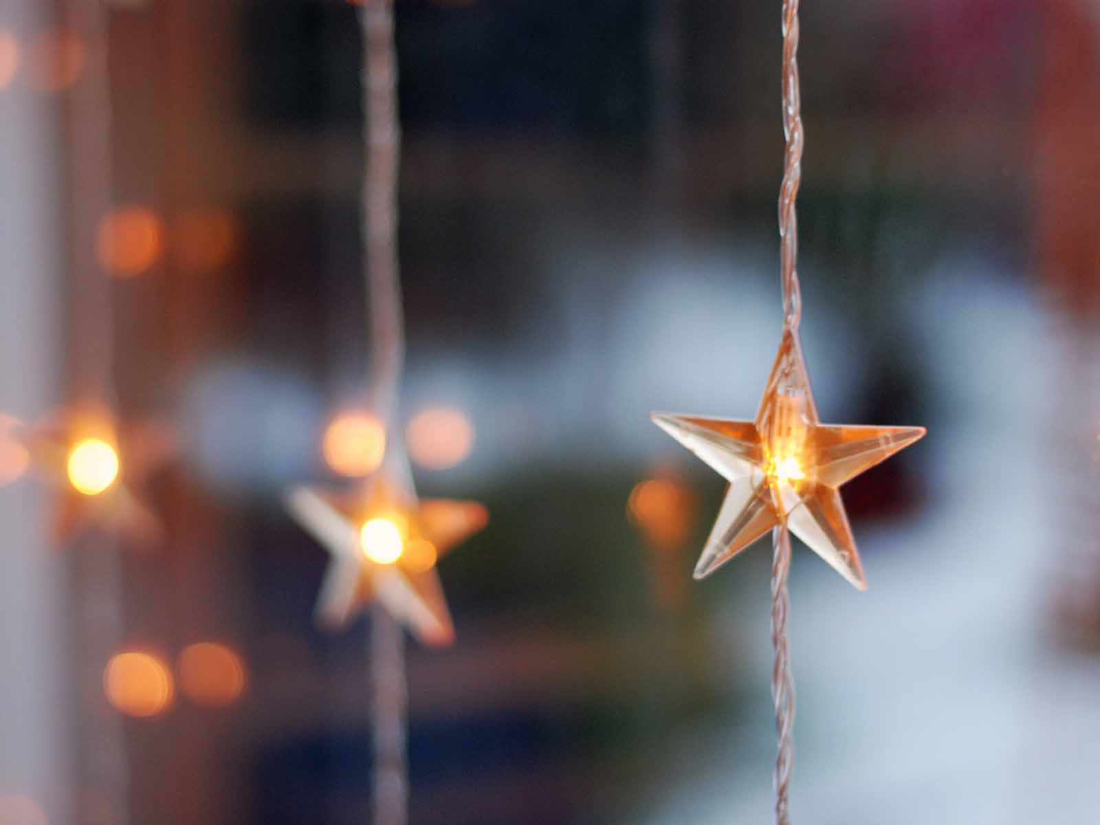 Lyskæde med stjerner, der hænger ned