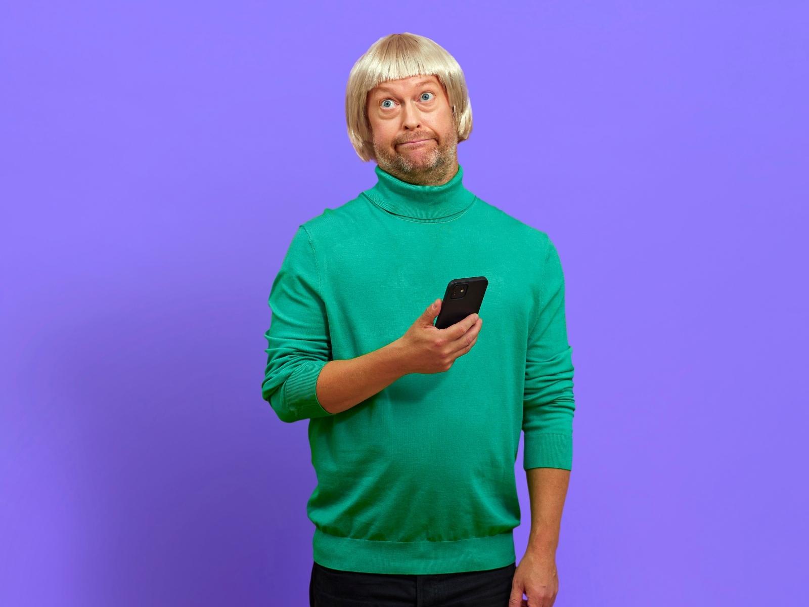 Agurkemand opgivende med telefon