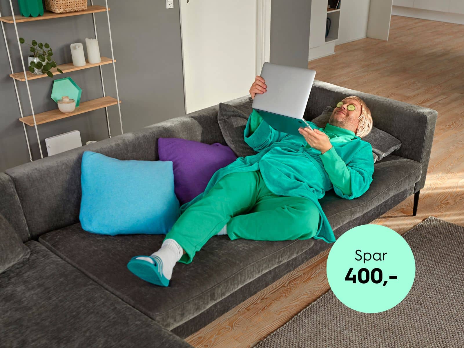 Mand ligger på sofa med agurkeskiver på øjnene og kigger på bærbar pc. Han er meget afslappet, da han lige har bestilt Basis El fra EWII med 400 kr. i rabat.