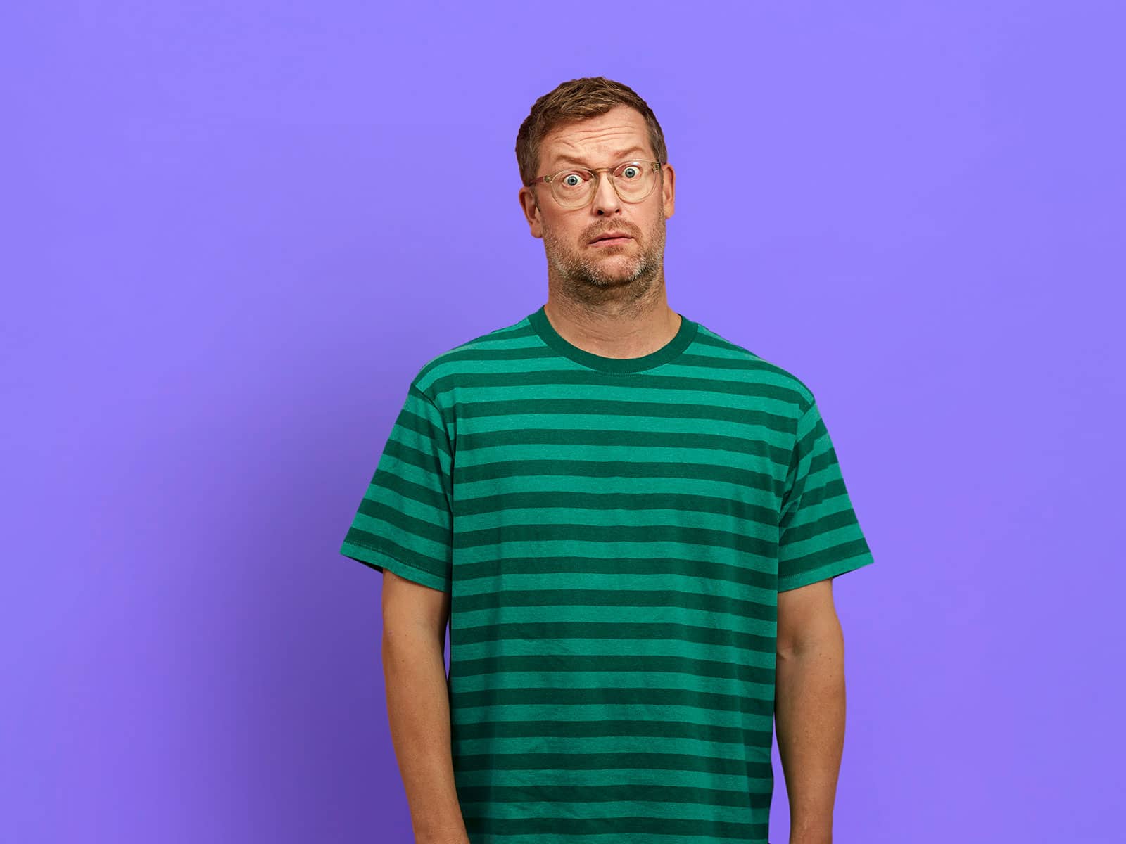 Mand i en grøn stribet t-shirt har et forvirret udtryk i ansigtet for han ved ikke hvad lovforslaget om sænket elafgift betyder for ham, som elforbruger. Bliv klogere her.