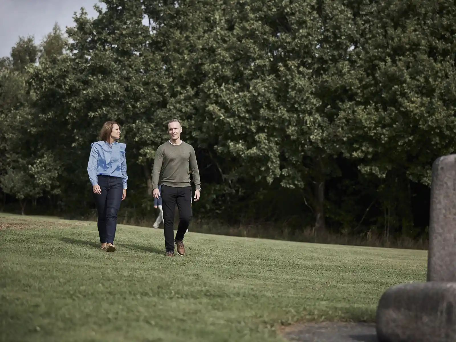 Kvinde og mand ansat i EWII går udenfor