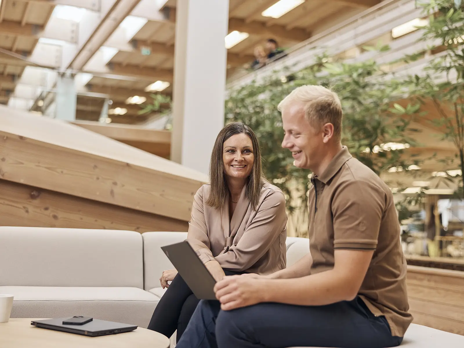 Kvinde og mand ansat i EWII holder møde i sofa